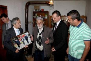Bursa'da iki polisin arasında selam veren dedeyi duygulandıran hediye