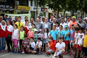 Bursa trafiğe kapatılan FSM Bulvarı'nda tenis keyfi