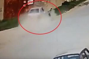 K&uuml;&ccedil;&uuml;k &ccedil;ocuk &ouml;l&uuml;mden kıl payı kurtuldu!