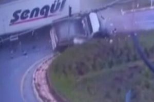 Kırmızı ışık ihlali yapan TIR, kamyoneti bi&ccedil;ti!