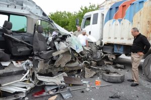 Minib&uuml;s ortadan ikiye ayrıldı: 1 &ouml;l&uuml;, 2 yaralı