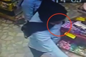 Kadının ruhu duymadan cep telefonunu &ccedil;aldı!