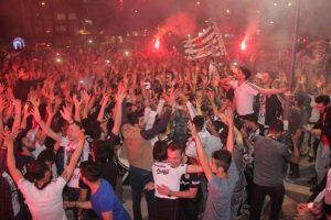 Beşiktaş taraftarı şampiyonluk kutlamalarına başladı