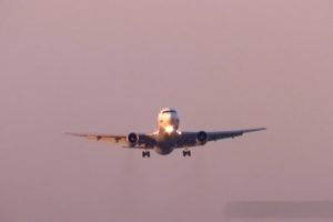 U&ccedil;ak binlerce kişinin g&ouml;zleri &ouml;n&uuml;nde yere &ccedil;akıldı