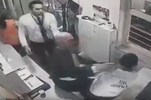 Eski bakan Bayraktar copla g&uuml;venlik g&ouml;revlisi d&ouml;vd&uuml;