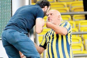 Fenerbah&ccedil;e-Gen&ccedil;lerbirliği ma&ccedil;ında taraftarlar arasında b&uuml;y&uuml;k gerilim yaşandı