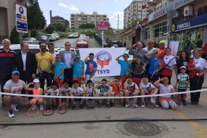 Bursa'da sokak tenisine rekor katılım!