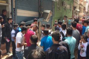 Diyarbakır bu kez taciz iddiasıyla karıştı! Lin&ccedil; edilmekten polis kurtardı!