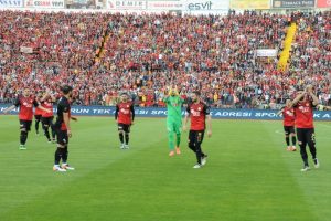 Eskişehirspor, 50 yıllık mabedine olaylı ma&ccedil;la veda etti