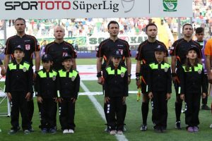 Akhisar Belediyespor'dan hakeme b&uuml;y&uuml;k &ouml;fke