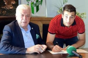 Bursaspor'da Ataberk Dadakdeniz profesyonel oldu