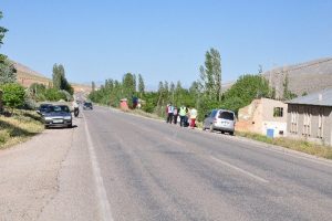 Otomobilin &ccedil;arptığı k&uuml;&ccedil;&uuml;k &ccedil;ocuk ağır yaralandı