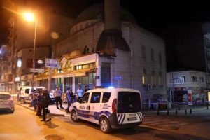 Camii yanına bırakılan valiz panik yarattı