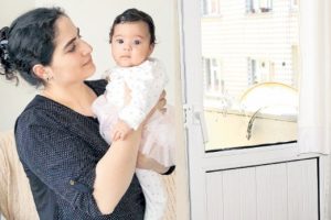 Evinin salonunda g&ouml;ğs&uuml;nden vuruldu! Serseri kurşun...
