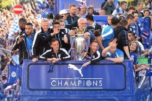Leicester şampiyonluğunu 100 bin kişiyle kutladı