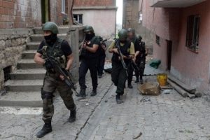 &Uuml;st d&uuml;zey ter&ouml;ristler kapana sıkıştı! &Ccedil;ember daralıyor!