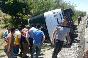 &Uuml;niversite &ouml;ğrencileri taşıyan midib&uuml;s devrildi! 1 kişi hayatını kaybetti!