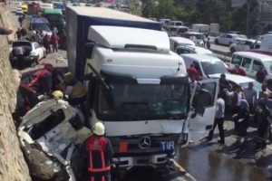 İstanbul'da TIR dehşet sa&ccedil;tı! &Ouml;l&uuml; ve yaralılar var...