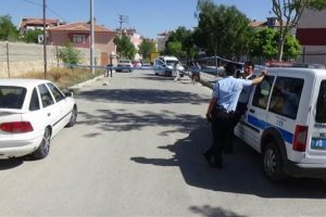 Kocasını sopayla d&ouml;veni bacaklarından vurdu