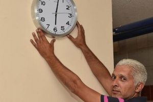 &Ccedil;ocuğundan ş&uuml;phelendi, 'saat' ile yakaladı