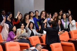 HDP'li kadın vekillerden zafer işaretli dokunulmazlık pozu