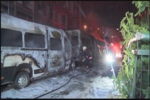 Park halindeki 4 servis minib&uuml;s&uuml; kundaklandı