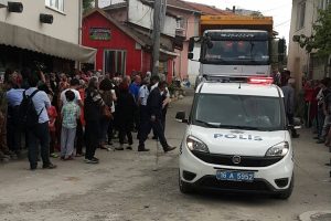 Bursa'da k&ouml;yl&uuml; kadınlar yol kapattı!