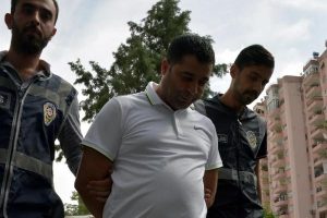 Sahte binbaşı d&uuml;ğ&uuml;n alışverişi yaparken yakalandı