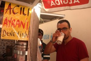 Acıya olan d&uuml;şk&uuml;nl&uuml;ğ&uuml; fırsata &ccedil;evirdi
