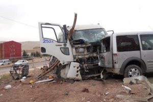 Freni boşalan TIR, elektrik direği ve hafif ticari araca &ccedil;arparak durdu