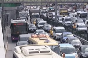 E-5'te zincirleme kaza: Trafik durma noktasına geldi