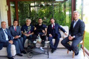 Bı&ccedil;aklı saldırıya uğrayan yılın doktoruna ziyaret