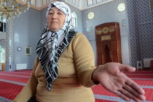 Yaşlı kadının elinde beliren yazı herkesi şaşırttı