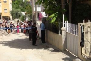 Psikolojik sorunları olan gen&ccedil; annesinin başını kesti, komşunun bah&ccedil;esine astı!