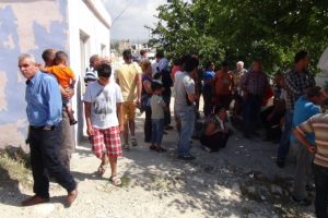 Annesini &ouml;ld&uuml;rd&uuml;, &ccedil;arşıya gezmeye &ccedil;ıktı
