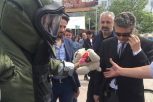 Kızının oyuncak ayısını patlatılmaktan son anda kurtardı!