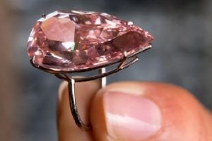Cenevre'de pembe elmasa rekor fiyat