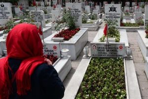 Emekli Orgenaral, şehit oğluyla aynı şehitliğe g&ouml;m&uuml;ld&uuml;
