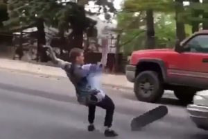 Kaykayıyla şov yapan genci &ouml;l&uuml;m teğet ge&ccedil;ti