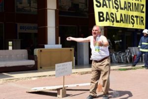 Kendini yakmaya kalkıştı, vatandaş engel oldu