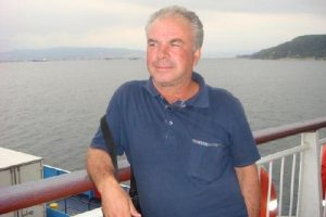 Halı sahada kalp krizi ge&ccedil;irdi, hastanede &ouml;ld&uuml;