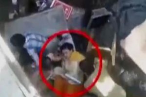 Milletvekili r&ouml;portaj yaparken kanalizasyona d&uuml;şt&uuml;