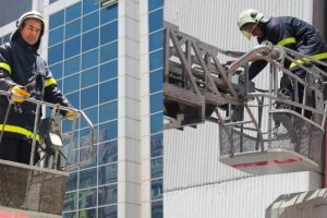 Yavrusu düşünce insanlara saldırdı