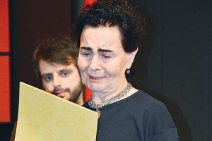 Memduh &Uuml;n'e verilen &ouml;d&uuml;l Fatma Girik'i g&ouml;zyaşlarına boğdu