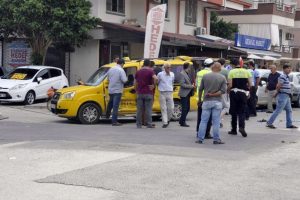 Servis minib&uuml;s&uuml; ile taksi &ccedil;apıştı: 11 yaralı