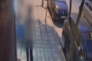 &Ccedil;ocuk hırsızların rahat tavırları g&ouml;renleri hayrete d&uuml;ş&uuml;rd&uuml;