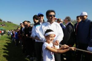 Kocaeli'nde halat &ccedil;ekme yarışmasında vali yere d&uuml;şt&uuml;