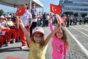 İzmir'de 19 Mayıs'a dev bayraklı kutlama