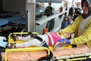 Merdivenden yuvarlanan Suriyeli k&uuml;&ccedil;&uuml;k kız yaralandı