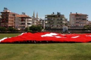 &Ouml;ğrenciler 1350 metrekarelik bayrak a&ccedil;tı